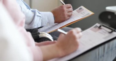 Öğrenciler, para ve pasaporta yakın bir Amerikan vizesi almak için ellerinde belgelerle kuyrukta bekliyorlar. ABD 'ye göç ve Amerika' ya taşınma