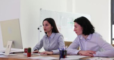 Kadın yönetici, ofisteki çalışanlara iş projesinde hatalara işaret ediyor. Sorunlardan endişelenen meslektaşlar kötü internet haberlerini okudu