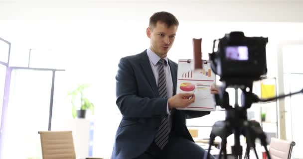 Man Analist Manager Zit Het Kantoor Tegenover Camera Statief Presenteert — Stockvideo