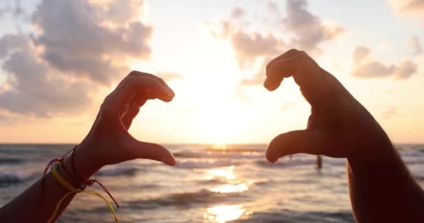Cuore Mani Coppia Spiaggia Tramonto Luna Miele Incontro Romantico — Video Stock