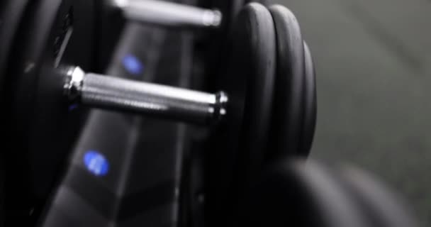 Detailní Záběr Řadu Činek Tělocvičně Těžké Kettlebells Pro Trénink — Stock video