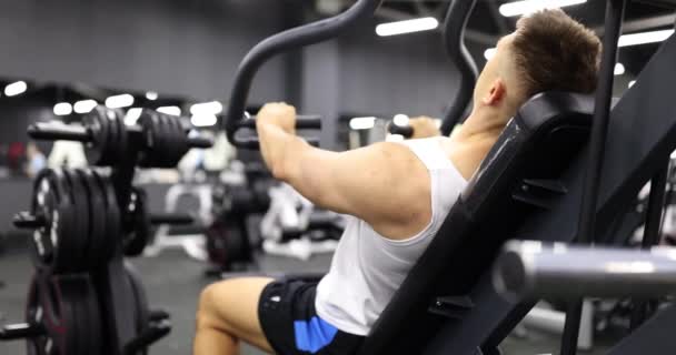 运动员把胳膊放在体育馆里的模拟器上 体育健康和锻炼动机 — 图库视频影像