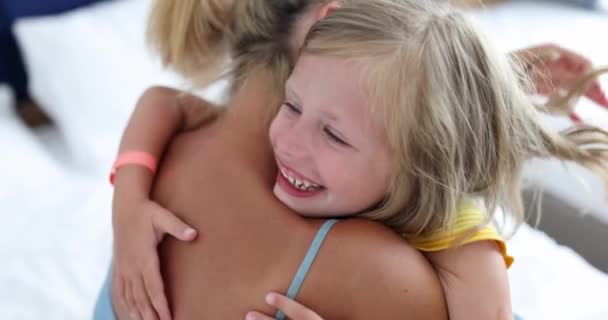 Mère Souriante Petit Enfant Bonheur Étreint Maman Maison Dans Chambre — Video