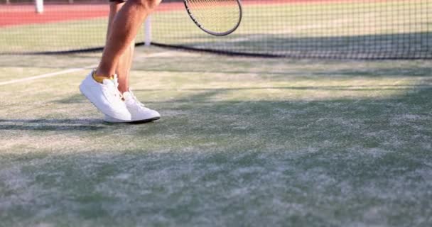 Αθλητής Στο Γήπεδο Τένις Μπάλα Και Ρακέτα Τένις Παιχνίδι Τένις — Αρχείο Βίντεο