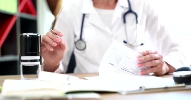 Γιατρός Νοσοκόμα Ιατρικό Γραφείο Σφραγίζει Ιατρικό Έγγραφο Ιατρική Έννοια Υγειονομικής — Αρχείο Βίντεο