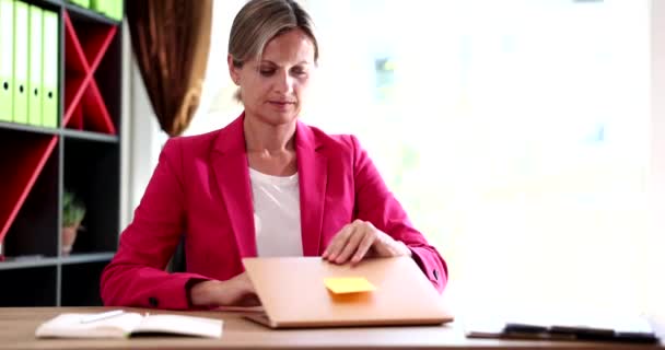 Kadını Ofisteki Yerinde Dizüstü Bilgisayar Açar Serbest Yönetici Başlama Günü — Stok video