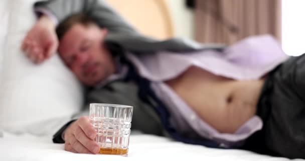 Biznesmen Śpiący Łóżku Trzymający Szklankę Whisky Niepokój Zaburzenia Depresyjne Alkoholizmie — Wideo stockowe