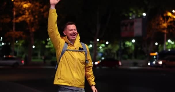 Atractivo Joven Siente Bien Sonríe Mientras Saluda Taxi Amigo Encuentro — Vídeo de stock
