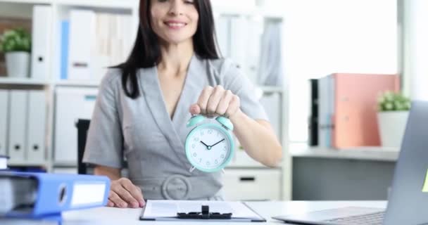 女商人 女经理或女经理都在服务台拿着闹钟 时间控制和时间管理 — 图库视频影像