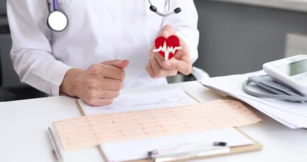 Tıp Doktoru Kırmızı Kalp Ikonu Tutuyor Onay Onay Işareti Gösteriyor — Stok video