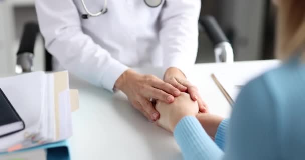 Mão Médico Acalma Paciente Clínica Cuidados Paliativos — Vídeo de Stock