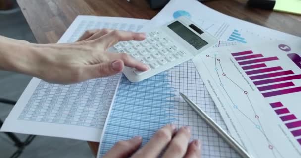 Gerente Marketing Clica Calculadora Para Calcular Contas Relatório Análise Negócios — Vídeo de Stock