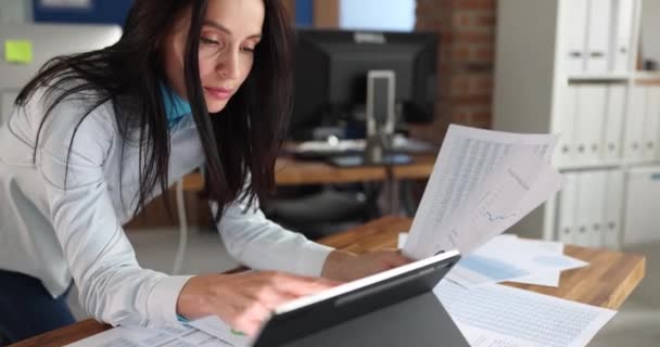 女营销经理使用带有财务文件的平板电脑 核对财务执行情况和业务统计数字 — 图库视频影像