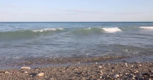 Волны Море Галечный Каменный Пляж Закате Берег Моря Волнами Океане — стоковое видео