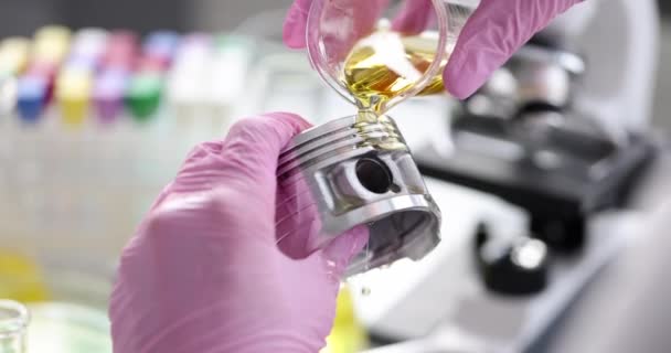 科学家研究人员在实验室的特写中把发动机机油倒在汽车活塞上 润滑剂试验 — 图库视频影像