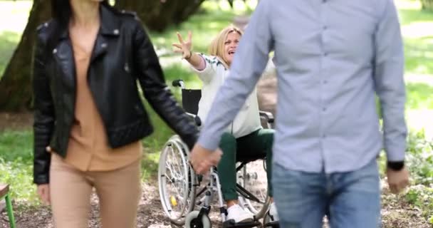 Mężczyzna Kobieta Trzymają Się Ręce Odchodzą Kobiety Wózku Zerwanie Zdrada — Wideo stockowe