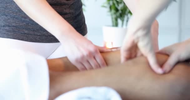 Massagistas Fazendo Massagem Nos Pés Cliente Salão Beleza Close Dor — Vídeo de Stock