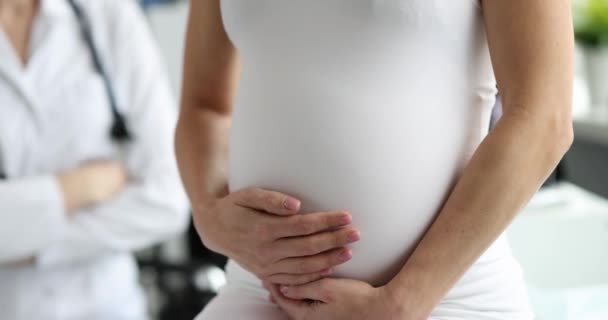 Gravid Kvinna Stroke Stor Mage Och Förlossningsläkare Gynekolog Kliniken Patientsamråd — Stockvideo
