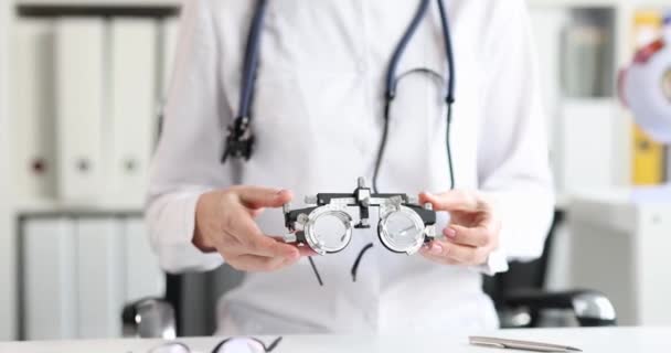 Oftalmolog Med Försöksram För Urval Komplexa Astigmatiska Glasögon Framsynthet Myopi — Stockvideo