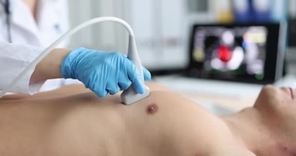 在医院用超声波设备对心脏病医生和男性病人进行检查 心血管疾病和治疗概念 — 图库视频影像