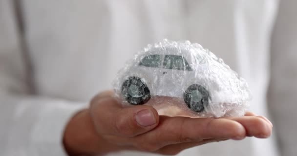 Oyuncak Araba Şeffaf Köpük Ambalajına Sarılmış Otomobil Sigortası Koruması — Stok video
