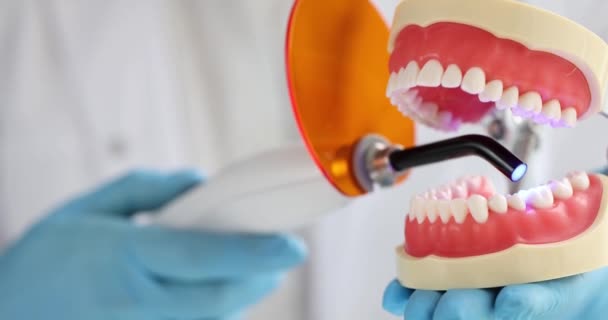 Tandläkare Fotopolymer Lampa Med Lysande Blå Lampa Tandläkare Behandlar Tandproteser — Stockvideo