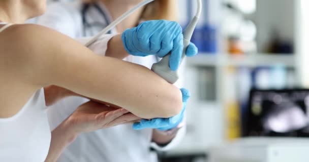 Doutor Faz Ultra Som Articulação Cotovelo Paciente Closeup Clínica Causas — Vídeo de Stock