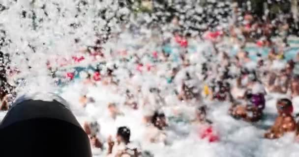 Schaummaschine Sprüht Bei Poolparty Weiße Schaumblasen Aus Unterhaltung Für Touristen — Stockvideo