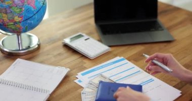 Sigorta talep formu ve kaza konsepti için tazminat. Sağlık sigortası pasaportu ve para masada.