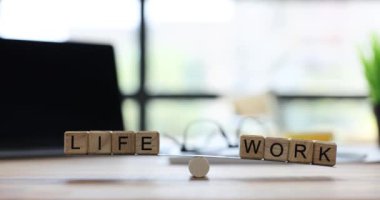 Ofisteki teraziyle kelime oyunu ve çalışma. Kariyer seçimi, özel hayat ve aile hayatı.