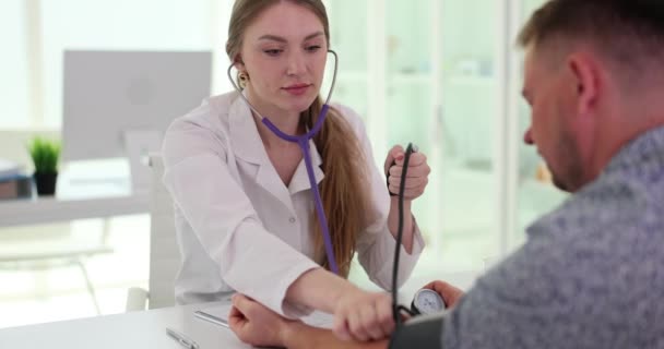 Doktor Tonometre Kullanarak Hastanın Kan Basıncını Ölçüyor Kan Basıncı Ölçümü — Stok video