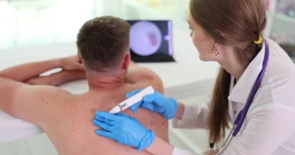 Dermatoscopia Toupeiras Médico Examina Paciente Volta Exame Médico Clínica Dermatologia — Vídeo de Stock