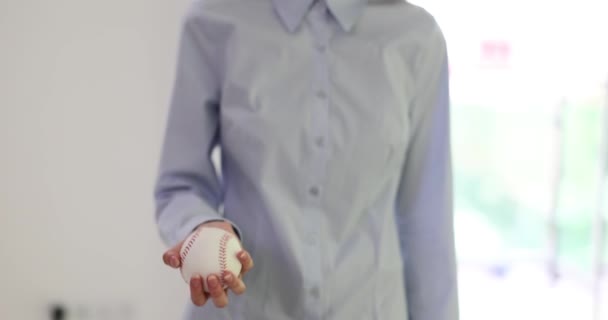 Женские Руки Бросают Белый Бейсбол Разогреть Руки — стоковое видео