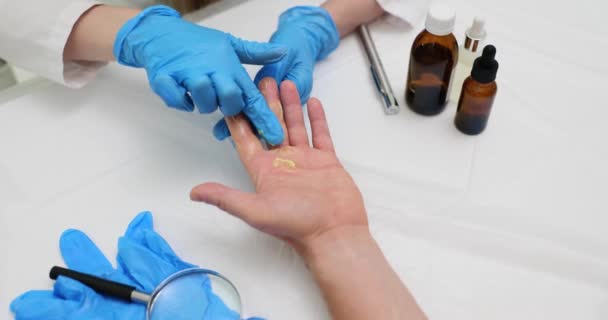 Bőrgyógyász Gyógyító Kenőcsöt Alkalmaz Beteg Kezének Kezelésére Kézi Bőrprobléma — Stock videók