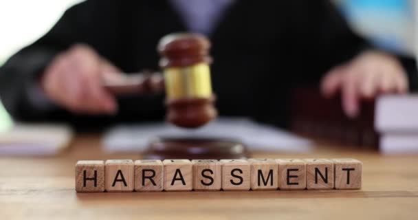 Soudce Kladívkem Textovou Pečetí Sexuálním Obtěžování Nuance Obtěžování Rozhodnutí Soudu — Stock video