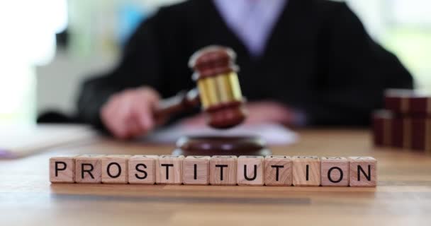 Prostytucja Sędziowie Pukają Drewnianym Młotkiem Zalegalizować Lub Zakazać Prostytucji — Wideo stockowe