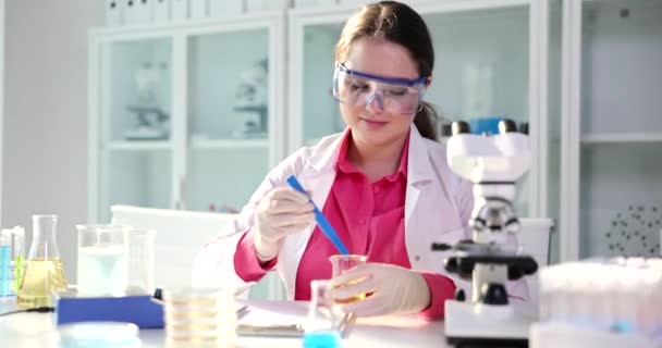 Estudante Cientista Estagiário Usando Óculos Segurança Verifica Pacientes Amostra Urina — Vídeo de Stock