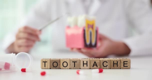 Tandläkare Placerar Tandimplantat Och Skriver Recept För Tabletter Mot Tandvärk — Stockvideo
