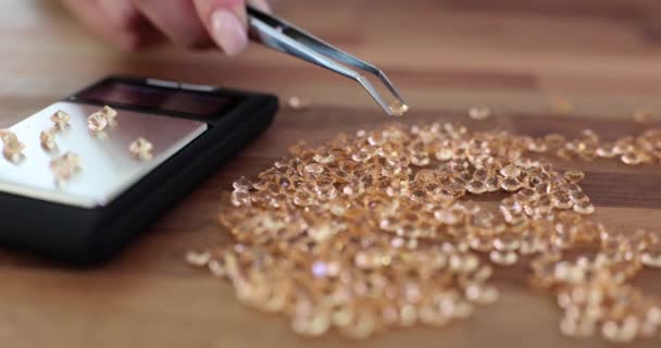 Hand Houdt Diamant Met Pincet Stapel Diamanten Schalen Sieraden Onderzoek — Stockvideo