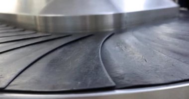 Havaalanında bagaj atlıkarıncasını boşalt. Havayolları bavullarını kaybetti