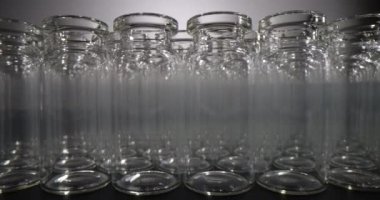 Sıvı aşı örnekleri konsepti için cam şişeler. Tıbbi amaçlar ve laboratuvar araştırmaları için profesyonel cam eşyalar.