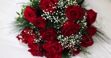 Güzel bir buket kırmızı gül ve çigila. Romantik hediye ve çiçekler