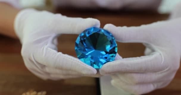 Ręce Rękawiczkach Trzymać Duży Niebieski Diament Zbliżenie Znajomość Kamieni Szlachetnych — Wideo stockowe