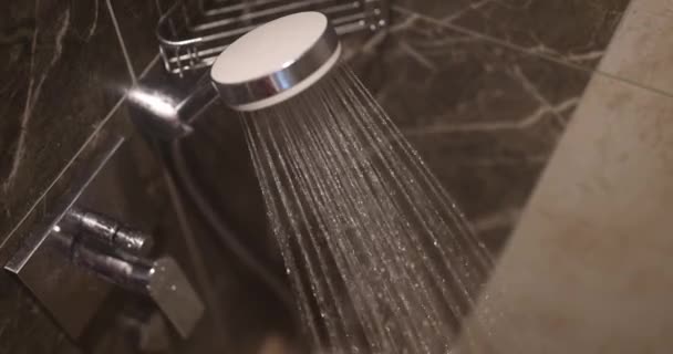 Tekoucí Voda Teče Chromového Sprchového Kohoutku Výběr Koupelen Sprchový Kohoutek — Stock video