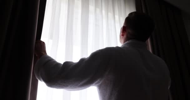 Mens Trekt Donkere Gordijnen Uit Laat Geen Licht Kamer Phobia — Stockvideo
