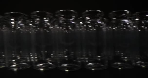 Små Glasflaskor För Vacciner Eller Laboratorieundersökningar Placerade Rad Mörk Bakgrund — Stockvideo