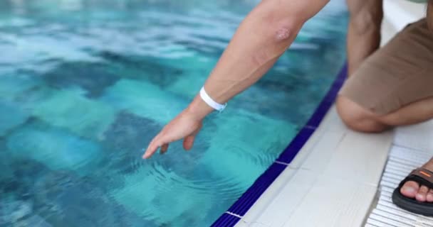 Unbekannter Mann Legt Hand Pool Und Misst Temperatur Angenehme Temperatur — Stockvideo
