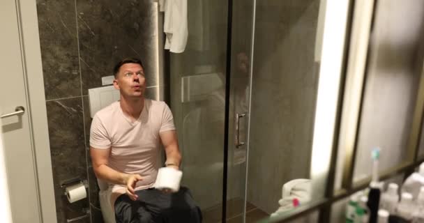 Omul Care Suferă Hemoroizi Aruncă Hârtia Igienică Toaletă Probleme Digestive — Videoclip de stoc