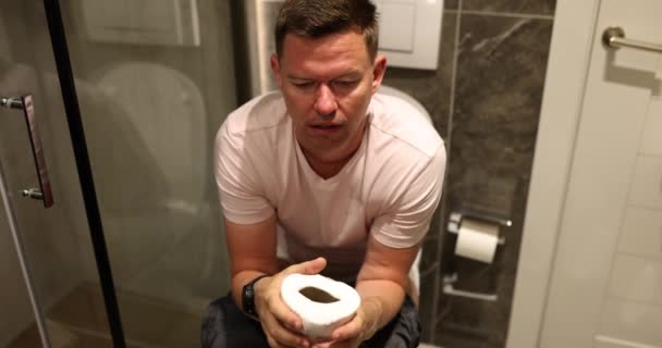 腸の問題を抱えたトイレに座っている悲しい男 便秘と痔のコンセプト — ストック動画