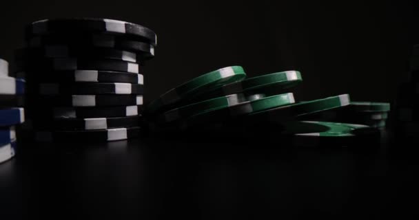 Siyah Arka Planda Izole Edilmiş Poker Çipleri Yığını Kumar Kumarhane — Stok video